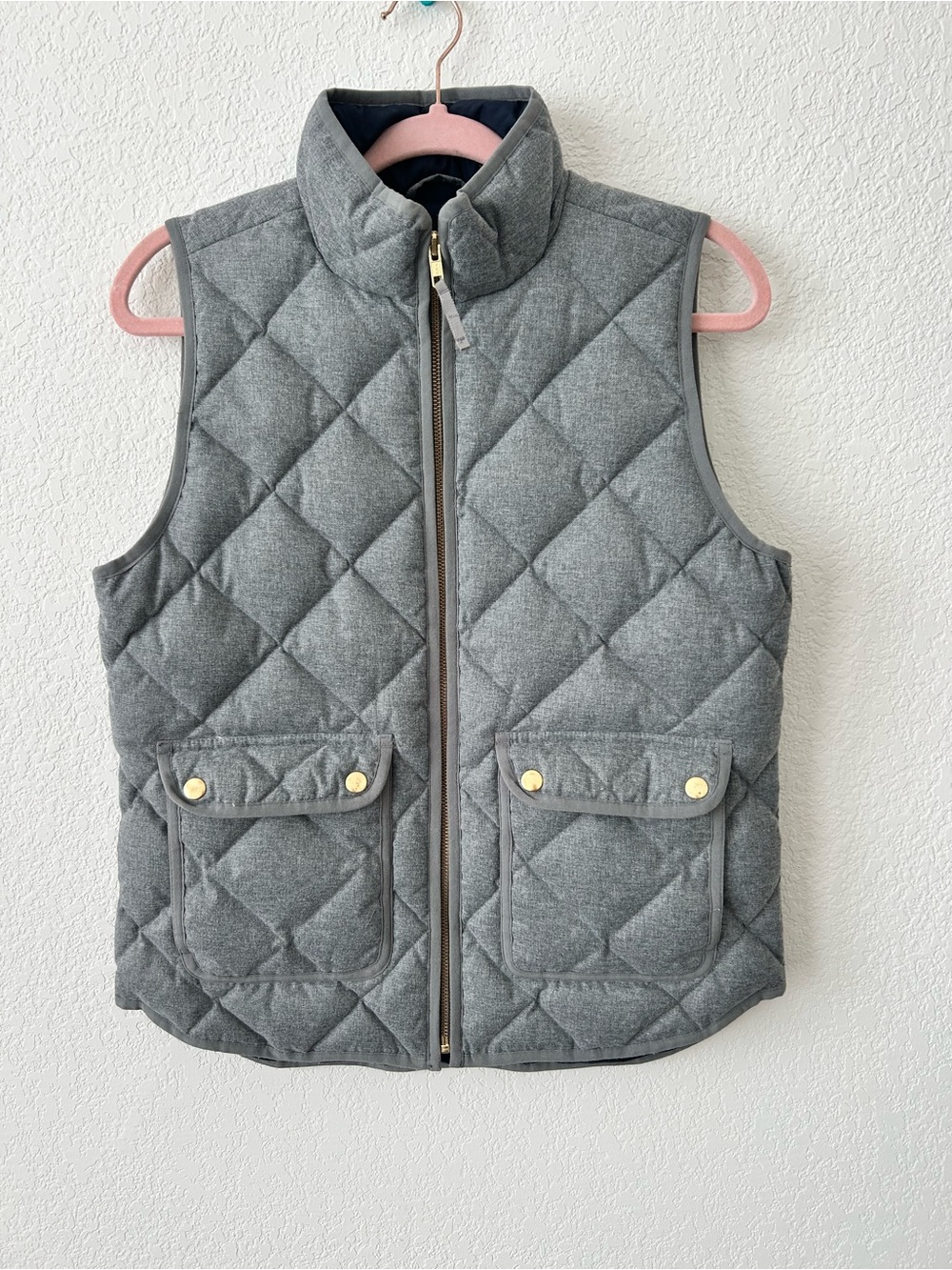 J.Crew Quilted Gray Puffer Vest with Gold Snap Pockets size small EUC